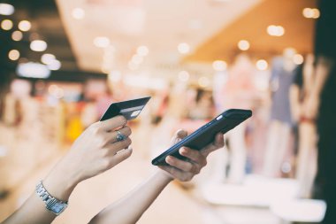 kadın Asya kullanarak akıllı telefon ve kredi kartı online alışveriş , 