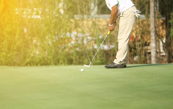 Azjatycka golfistów hit, zamiatanie i zachować pole golfowe w lecie fo — Zdjęcie stockowe