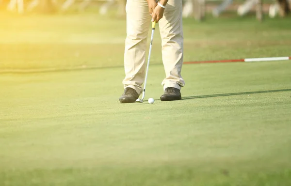 Azjatycka golfistów hit, zamiatanie i zachować pole golfowe w lecie fo — Zdjęcie stockowe