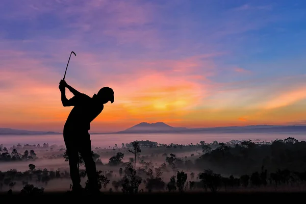 Sylwetki golfistów hit, zamiatanie i zachować pole golfowe w s — Zdjęcie stockowe