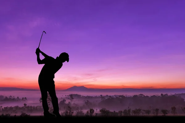 Silueta golfisté hit, zametání a udržet golfové hřiště v s — Stock fotografie