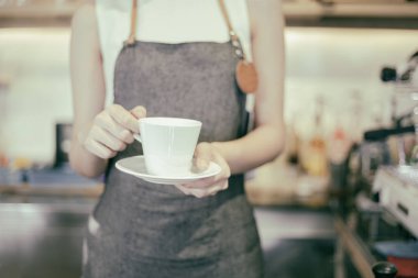 Asyalı kadınlar Barista kahve - çalışan kadın smal holding
