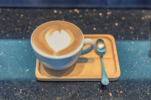 Cappuccino coffee cup på bord av trä, vintage — Stockfoto