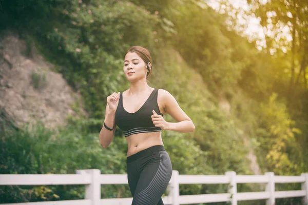 Running vrouw. Vrouwelijke atleet joggen tijdens buiten op weg. Yo — Stockfoto