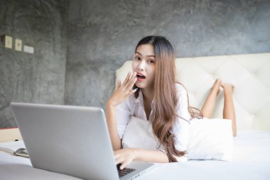 Not Defteri kullanarak ve çalışırdı için mutlu gülümseyerek Asya iş kadınları