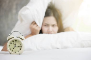 Asyalı kadın sabah erken uyanma nefret ediyor. Uykulu kız lo