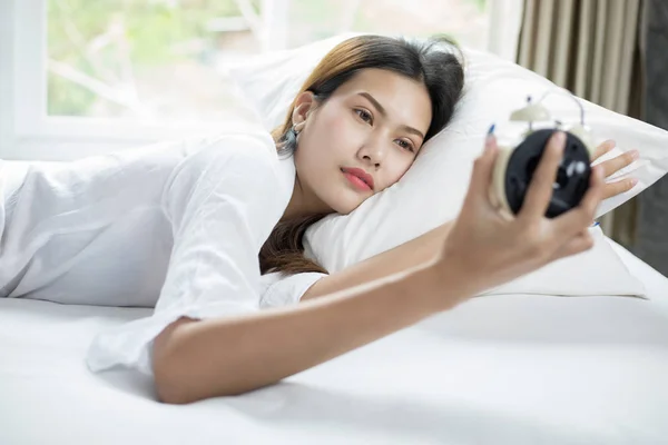 Asiático mujer feliz despertar y apagar el despertador havi — Foto de Stock