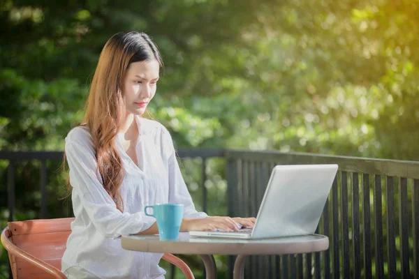 Asiatiska affärskvinnor använder bärbar dator och leende glad för worki — Stockfoto