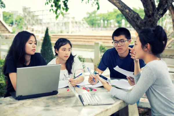 Asiático Grupo de estudiantes compartiendo con las ideas para trabajar en th — Foto de Stock