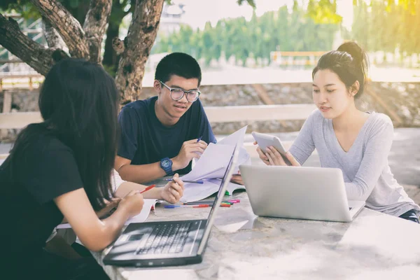 Asiático Grupo de estudiantes compartiendo con las ideas para trabajar en th — Foto de Stock