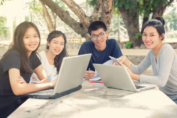 Азиатская группа студентов улыбается и делится идеями для W — стоковое фото