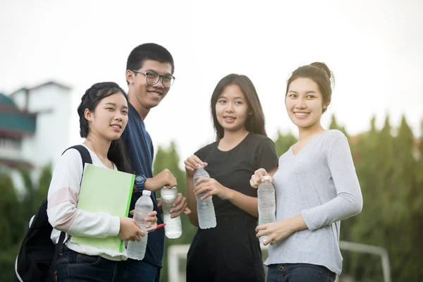 Grupo Asiático de estudiantes compartiendo con las ideas para trabajar y — Foto de Stock
