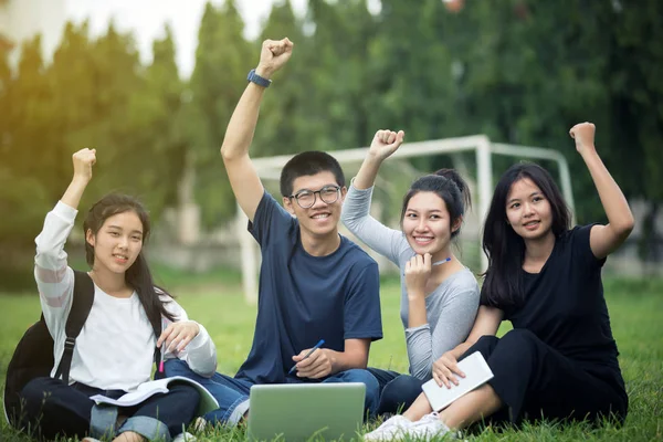 Grupo Asiático de estudiantes Éxito y concepto ganador - té feliz — Foto de Stock