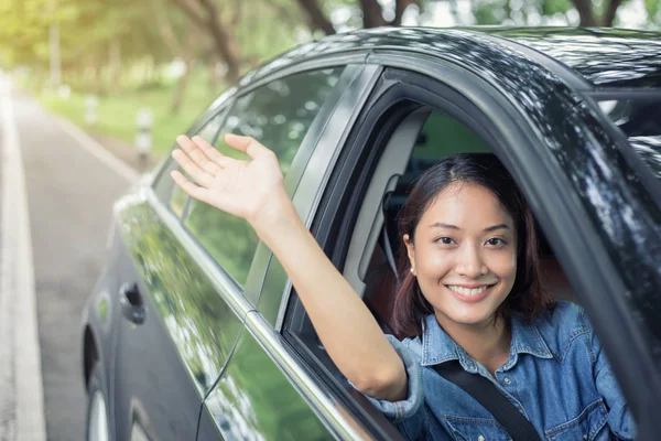 Hermosa mujer asiática sonriendo y disfrutando.conducir un coche en la carretera — Foto de Stock