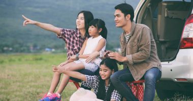 Enj için arabada oturan Asya ailesi ile mutlu küçük kız e