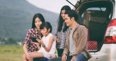 Enj için arabada oturan Asya ailesi ile mutlu küçük kız e