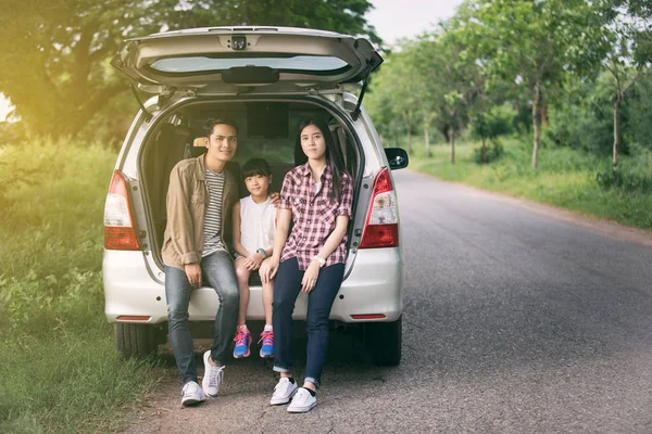 Feliz niña con asiático familia sentado en el coche para enjo —  Fotos de Stock