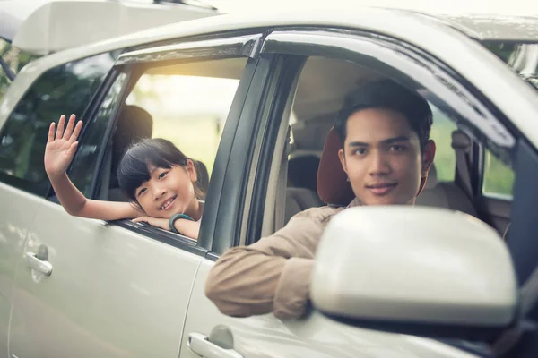 Feliz niña con asiático familia sentado en el coche para enjo — Foto de Stock
