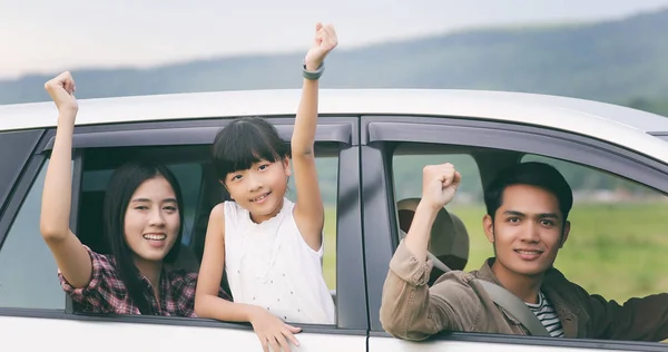 Heureuse petite fille avec asiatique famille assis dans la voiture pour enjo — Photo