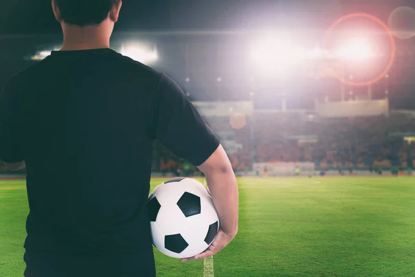 Fotbalový hráč drží míč na fotbalový stadion pro mistrovství — Stock fotografie
