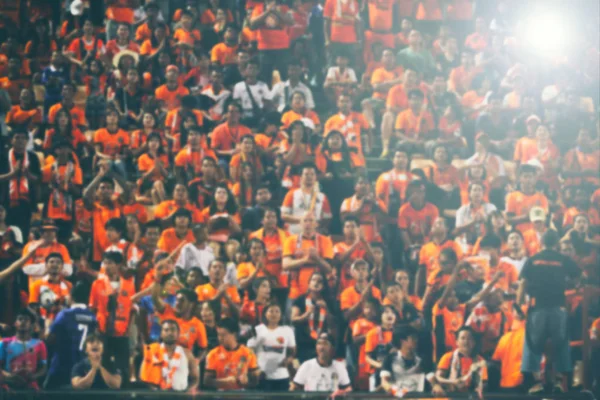 Embaçado de fãs de futebol em um jogo e espectadores no estádio de futebol — Fotografia de Stock