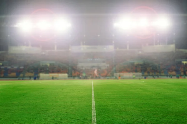 Rozmazaný fotbal a fotbalový stadion pro pozadí, měkké focu — Stock fotografie