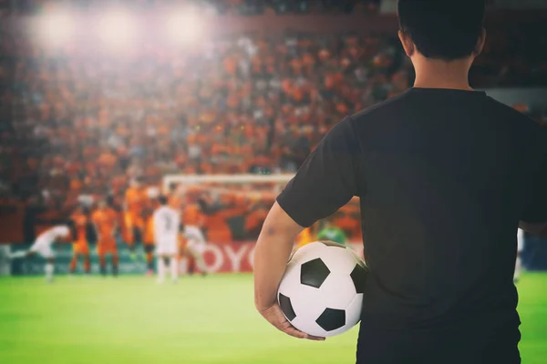 Championsh のサッカー スタジアムでボールを保持しているフットボール選手 — ストック写真