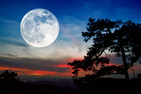 Pełnia księżyca i słońca na górze w Tajlandii — Zdjęcie stockowe