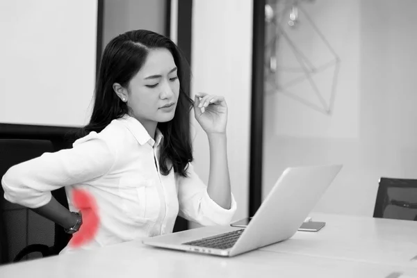 Asya iş kadınları ile geri ağrı günah bir ofis ve ha çalışma