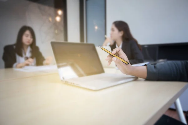 Mujeres de negocios asiáticas y grupo utilizando cuaderno para la reunión y bu —  Fotos de Stock