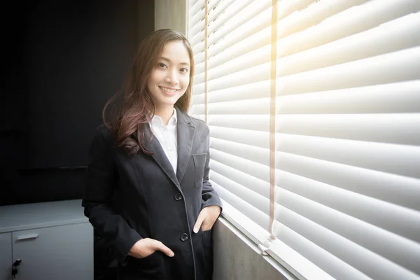 Ασιατικές γυναίκα χαμογελαστή στο γραφείο — Φωτογραφία Αρχείου