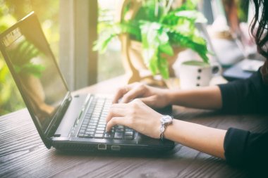 Asya iş kadınları çalışma, bulanık ve yumuşak için defter kullanma