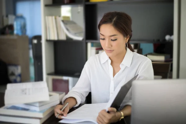 Aziatische vrouwen student glimlachen en Thump hand teken en lezing een — Stockfoto