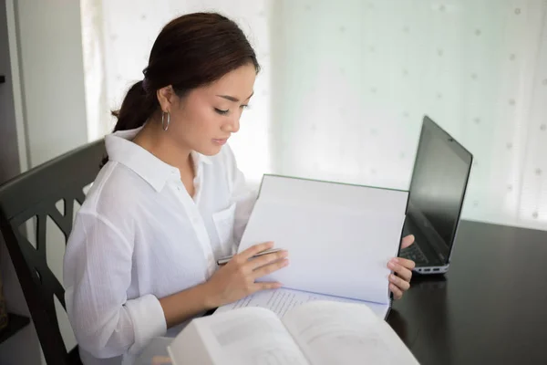 Asiático negocios mujeres usando notebook y sonriendo feliz para worki —  Fotos de Stock
