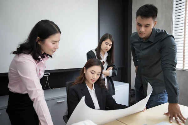 Asiático mujeres y hombres ingenieros discutir negocio proyecto y sm — Foto de Stock