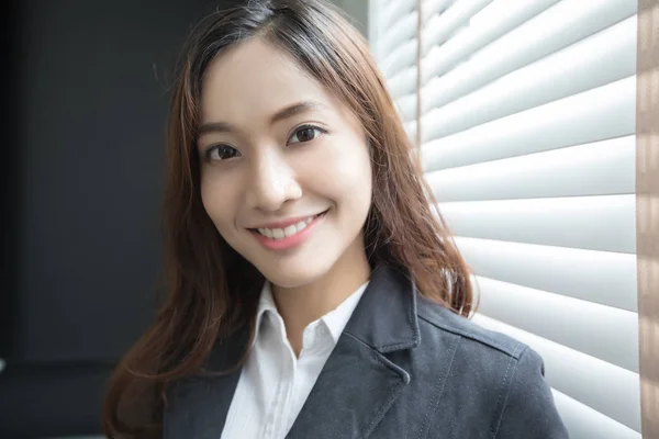 Asiatische Geschäftsfrau lächelnd und glücklich für die Arbeit im Büro — Stockfoto