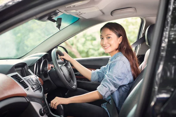Hermosa mujer asiática sonriendo y disfrutando conduciendo un coche y han — Foto de Stock