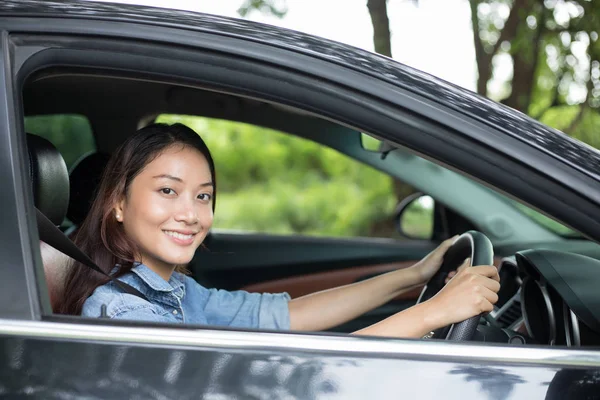 Vacker asiatisk kvinna ler och njutning.driving en bil på vägen — Stockfoto