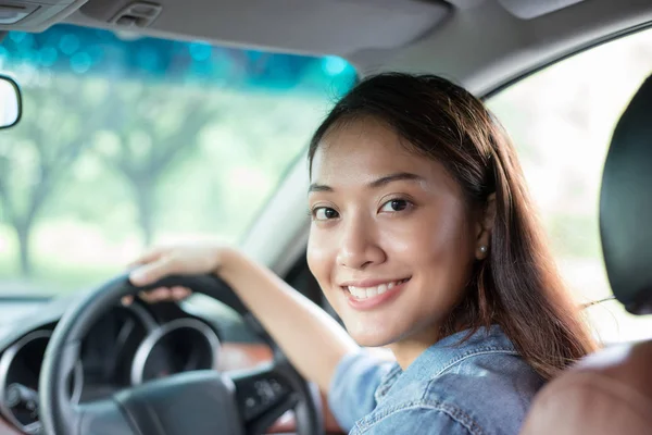 Hermosa mujer asiática sonriendo y disfrutando.conducir un coche en la carretera — Foto de Stock