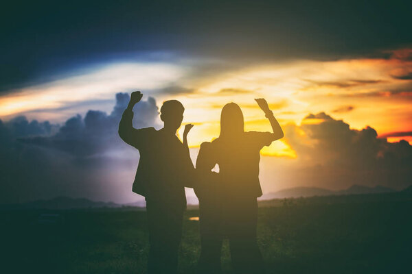 силуэт счастливой семьи, веселящейся и наслаждающейся путешествием в т
