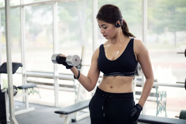 Joven fitness asiático mujer ejercicio con máquina cable cruce — Foto de Stock