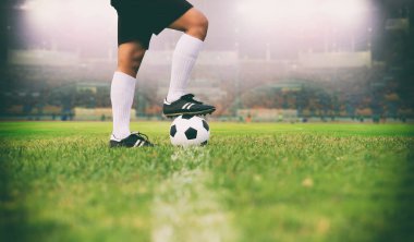 Futbol ya da futbol oyuncu sahada top ile Ki için ayakta