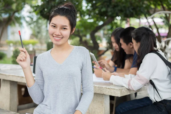 Aziatische groep studenten delen met de ideeën voor het werken op th — Stockfoto