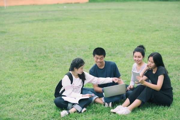 Aziatische groep studenten delen met de ideeën voor het werken op th — Stockfoto