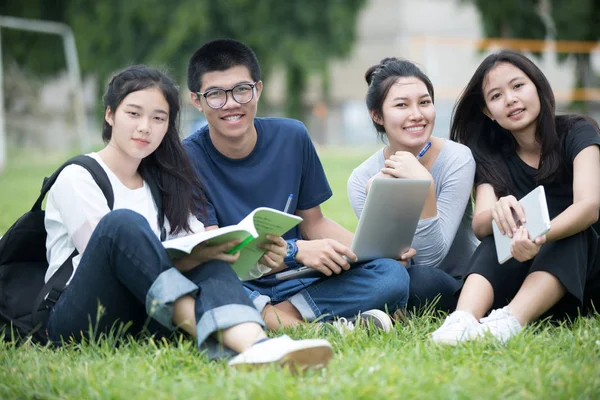 Asiático Grupo de estudiantes compartiendo con las ideas para trabajar en th — Foto de Stock