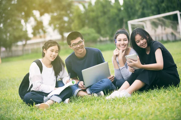 Asiático Grupo de estudiantes compartiendo con las ideas para trabajar en th — Foto de Stock