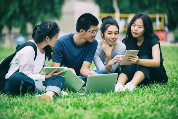 Asiático Grupo de estudiantes compartiendo con las ideas para trabajar en th — Foto de Stock