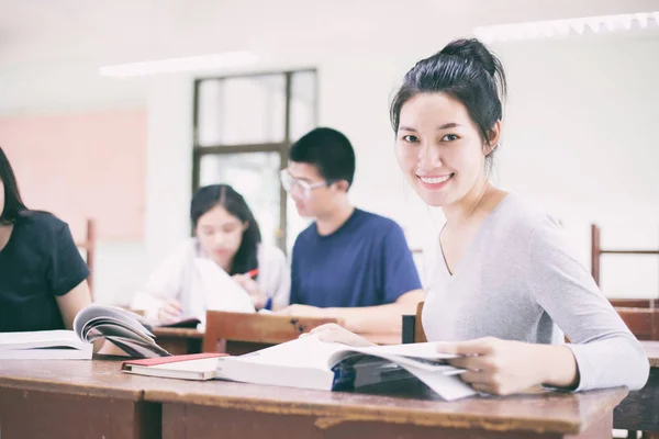 Asiático Grupo de estudiantes compartiendo con las ideas para trabajar en th —  Fotos de Stock