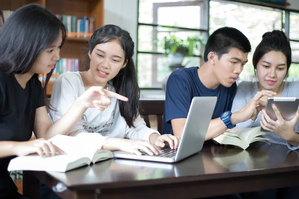 Asiático Grupo de estudiantes compartiendo con las ideas para trabajar en th —  Fotos de Stock
