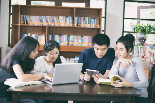 Asiático Grupo de estudiantes compartiendo con las ideas para trabajar en th —  Fotos de Stock